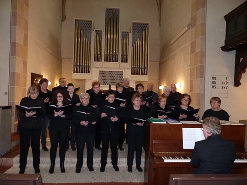 Der Chor der evangelischen Kirchengemeinde Brügge-Lösenbach unter der Leitung von Reinhard Derdak, der mit bewegenden Passionsliedern beeindruckte (Foto: Weiland)
