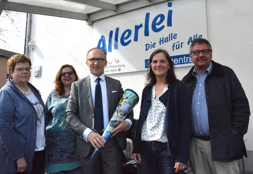 Cornel Müller (Mitte), Geschäftsführer von Schmiedetechnik Plettenberg, gab mit der Spende des Unternehmens den Startschuss für das Projekt "Guter Schulstart". Karin Pietrowski, Corinna Werda, Heike Schäfer und Jürgen Kaiser betreuen das Projekt (Foto: Teipel)