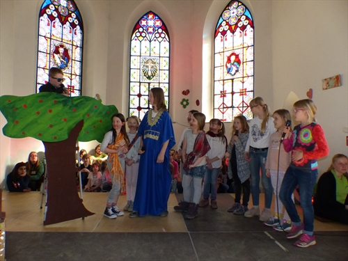Eine Spielszene von der Begegnung des auf dem Baum sitzenden Zachäus mit Jesus in Jericho (Foto: Weiland)