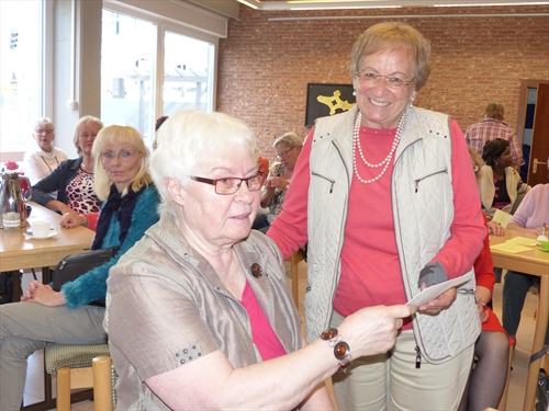 ebenfalls links sitzend- mit Traude Heck (stehend), die ihr im Namen aller anwesenden Frauen für ihren hervorragenden Vortrag dankte (Foto: Weiland)
