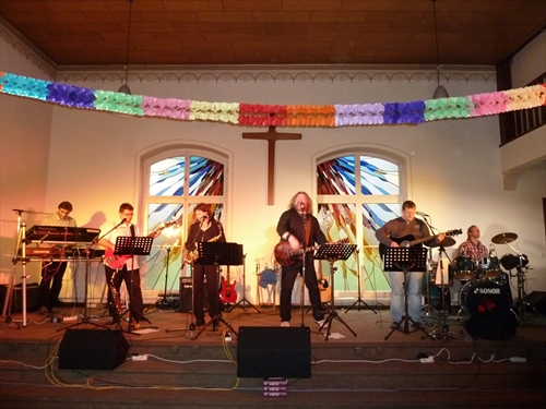 Anlässlich des Jubiläums 25 Jahre EXTRA DRY gibt die Berliner Band "Licht" am Samstag den23 Juni ein Konzert im Haus Immanuel. Am Sonntag den 24. Juni ab 10.30 Uhr wird die Band den Gottesdienst im Haus Immanuel mitgestalten (Foto: Weiland)