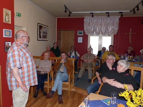 Rolf-Dieter Wöhlke (l. stehend) bei seinem Vortag über seine zweite Pilgertour nach Santiago de Compostela im Café EXTRA DRY des Blauen Kreuzes (Foto: Weiland)