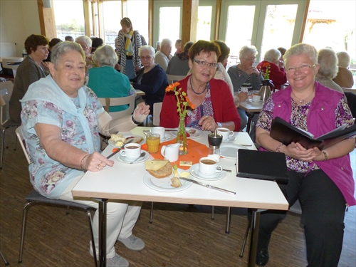 Frühstückstreffen im Kirchenhaus Oberrahmede mit Trauerrednerin- und begleiterin Mirjam Fischer (rechts) (Foto: Weiland)