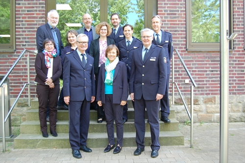 Herzlicher Empfang für Präses Annette Kurschus (1. Reihe Mitte) im Landesamt für Ausbildung, Fortbildung und Personalangelegenheiten der Polizei NRW (LAFW): Polizeiseelsorgerin Stefanie Alkier-Karweick (ZeBuS), Reinhold Werwer (ZeBuS), Polizeiseelsorgerin Judith Palm (ZeBuS), Direktor des LAFP NRW Michael Frücht, Polizeiseelsorger Burkhard Müller (Recklinghausen), Pfarrerin Daniela Fricke (Landeskirchenamt Bielefeld), Polizeirat Peter Lehmann (ZeBuS), Polizeihauptkommissarin Lil- Kathrin Herholz (ZeBuS), Leitender Polizeidirektor Uwe Thieme (im LAFP NRW zuständig für den Fachbereich Fortbildung Gefahrenabwehr/Einsatz) und Polizeihauptkommissar Detlev Schrör (ZeBuS), von links (Foto: EKvW)