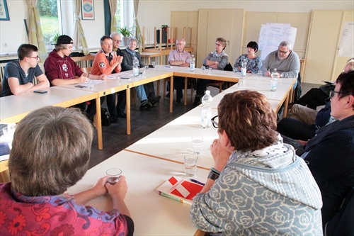 Im Gemeinderaum am Glockenweg machte sich die evangelische Kirchengemeinde Oberbrügge über neue Impulse im Gottesdienst Gedanken (Foto: Salzmann)