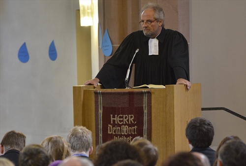 Pfarrer Martin Behrensmeyer wird nach 32 Jahren Pfarrdienst in der Gemeinde in ein neues Arbeitsfeld der Landeskirche verabschiedet (Foto: KGLK)
