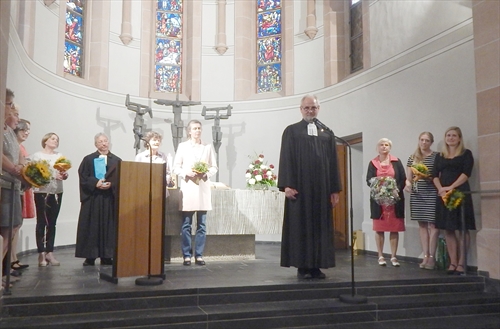 Pfarrer Martin Behrensmeyer (Mitte) wurde im Gottesdienst nicht nur von der Gemeinde, sondern auch von seiner Familie und vielen Mitarbeitern verabschiedet (Foto: KGLK)