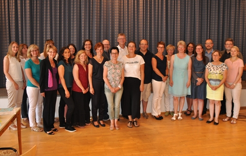Die Leiterinnen der ausgezeichneten Einrichtungen, mit ihren Stellvertreterinnen und -Vertretern und Gabriele Wand (3. von rechts). (Foto: Ernst)