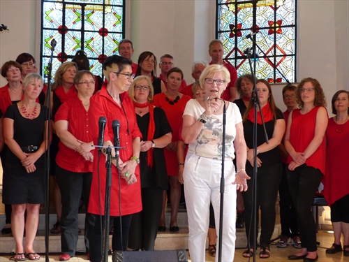 Gemeindepfarrerin Monika Deitenbeck-Goseberg (l.) und Hanni Bethke, die die Arbeit der Lüdenscheider Tafel vorstellte, für die die Kollekte des Gospelgottesdienstes zum Stadtjubiläum bestimmt war (Foto: Weiland)