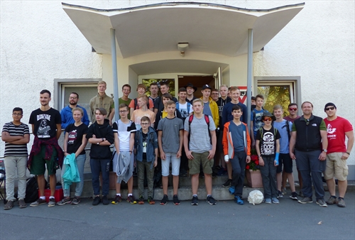 Kurz vor der Abreise kam versammeltem sich die Freizeiteilnehmer vor dem CVJM-Jugendheim Mathildenstraße, dann ging es für die Gruppe per Bus ins Elbsandsteingebirge (Foto: Weiland)