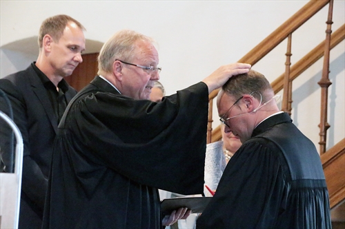 Klaus Majoress (Mitte), Superintendent des Ev. Kirchenkreises Lüdenscheid-Plettenberg, sprach Pfarrer Dirk Pollmann im Rahmen des Gottesdienstes den Segen zu (Foto: Salzmann)