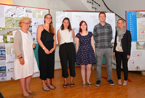 Dozentin Gabriele Podschadli (links) und Sarah Spieker von Ecoplan (rechts) mit den prämierten Studenten vor den drei Siegerentwürfen (Foto: Teipel)