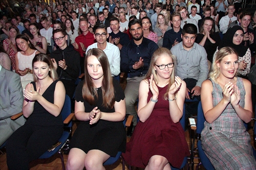 Zum Abschluss ihrer Schulzeit erlebten die Abiturienten des Evangelischen Gymnasiums in der Stadthalle eine unvergessliche Abiturfeier (Foto: Salzmann)