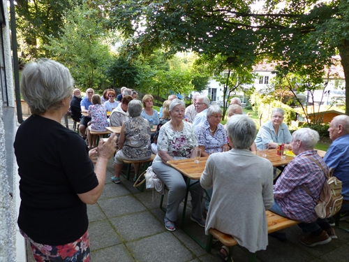 Gemeindemitarbeiterin Irmgard Neufert (l.) begrüßt die rund 50 Gäste zur traditionellen Aktion des Wehberger Pfarrbezirks der Christuskirchengemeinde (Foto: Weiland)