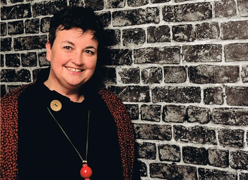 Sabine Drescher, Gemeindediakonin mit pastoralen Aufgaben in der Ev. Kirchengemeinde Brügge-Lösenbach, mit einem Geburtstagsbrief an ihre Heimatstadt Lüdenscheid(Foto: Privat)