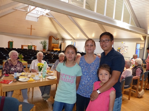 Susanne Phom, geb. Schöttler, war mit ihrem Ehemann Lipok Phom und ihren Kindern Anna und Lucia zu Gast in ihrer alten Heimat und berichtete dabei über ihre Missionsarbeit (Foto: Weiland)