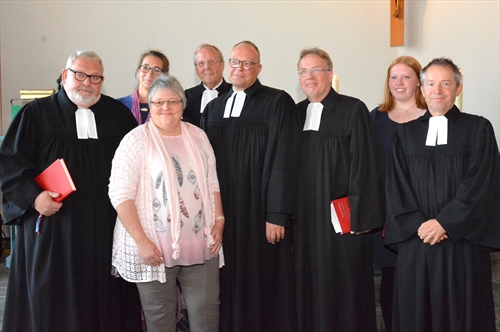Sie gestalteten den besonderen Gottesdienst mit (v.l.n.r.): Ulrich Schreiber, Claudia Bremicker (Berufskolleg), Christiane Peetz (Presbyterium Ev. Kirchengemeinde Schalksmühle-Dahlerbrück), Superintendent Klaus Majoress, Dirk Pollmann, Achim Riggert (Bezirksbeauftragter für den Religionsunterricht an Berufskollegs) Larissa Peerebooms (Berufsschülerin) und Pfarrer Thomas Wienand bei der Einführungsfeier (Foto: Teipel)