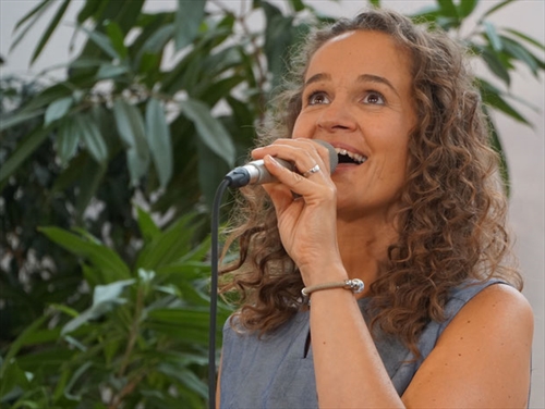 Singer-Songwriterin und Wortakrobatin Valerie Lill wird beim Motorradgottesdienstam 30. September für den musikalischen Rahmen sorgen (Foto: VL)