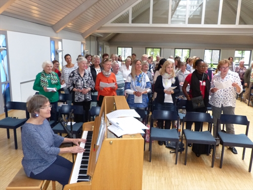 Marion Warrington (am Klavier) lud die vielen Frauen mehrfach zum Singen - unter anderem von Liedern aus ihrer eigenen Feder ein (Foto:Weiland)