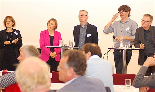 Diskutierten in der Ev. Akademie Villigst über den Umgang der evangelischen Kirche mit rechtspopulistischen Strömungen: Akademieleiterin Dr. Sabine Federmann, Präses Annette Kurschus, Professor Dr. Volker Heins (Uni Duisburg-Essen), der Publizist Richard Gebhardt (Köln/Aachen) und Landesmännerpfarrer Martin Treichel (von links) (Foto: EKvW)