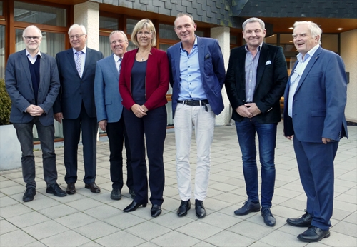 Gaben den Eigentümerwechsels von Haus Nordhelle bekannt (v.l.n.r.): Peter Winterhoff  Pfarrer der Ev. Kirchengemeinde Valbert, Ulrich Schneider  kommissarischer Leiter von Haus Nordhelle, Klaus Majoress  Vorsitzender des Ev. Kirchenkreisverbandes der Kirchenkreise Iserlohn und Lüdenscheid-Plettenberg, Martina Espelöer  stell. Vorsitzende des Ev. Kirchenkreisverbandes, Uwe Martens, Gunnar Schlicht und Tobias Kogge  die drei Geschäftsführer der neuen Eigentümergesellschaft (Foto: EKKLP)