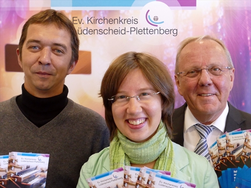 Haben die hochwertige Ausbildung für D-Musiker/in Orgel organisiert: Klaus Majoress, Superintendent des Ev. Kirchenkreises Lüdenscheid-Plettenberg (r.), und die beiden Kreiskantoren Liesa-Verena Forstbauer und Dmitri Grigoriev (Foto: EKKLP)