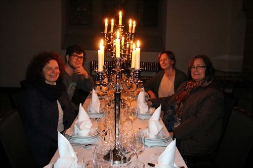 Symbolisch an der Tafel des Herrn Platz nehmen konnten die Besucher der Lüdenscheider Christuskirche während der Lichtrouten (Foto: Görlitzer)