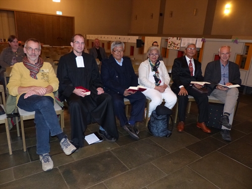 Pfarrer Martin Ahlhaus, Pfarrer Michael Siol, Ephorus (Bischof) Dr. Darwin Lumbantobing, dessen Ehefrau Mantasia Siahaan, Pfarrer Martongo Sitinjak - der die Predigt hielt und Pfarrer Friedrich Tometten (v.l.n.r.), der die Übersetzungen aus der indonesischen Sprache übernommen hatte (Foto: Weiland)