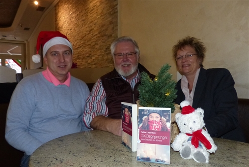 Frank Abraham, Inhaber des Eiscafés „Cortina“, Hans-Peter Osterkampf und Sabine Langenbach bei der Vorbereitung der 2. Benefizveranstaltung zugunsten der Weihnachtstüten-Bescherung für Bedürftige am Heiligen Abend. Sie laden am 19. Dezember ab 18 Uhr zu „Musik und Lesungen“ ins Eiscafés „Cortina“ (Wilhelmstr. 20) herzliche ein (Foto: Weiland)