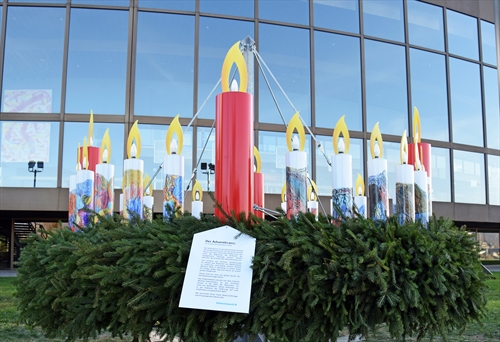 Der Schwesterkranz am Brucknerhaus Linz (Foto: Diakoniewerk/Andrea Bauer)