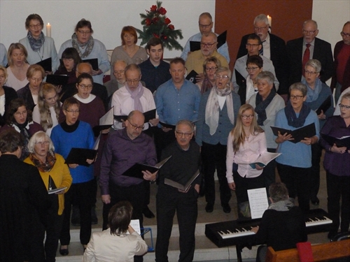 Der Projektchor der Evangelischen Kirchengemeinde, geleitet wurde dieser von Liesa Verena-Forstbauer - Kreiskantorin des Ev. Kirchenkreis Lüdenscheid-Plettenberg - trug mit seinen Beiträgen zu einem Fest-Gottesdienst bei (Foto: Gerhard)