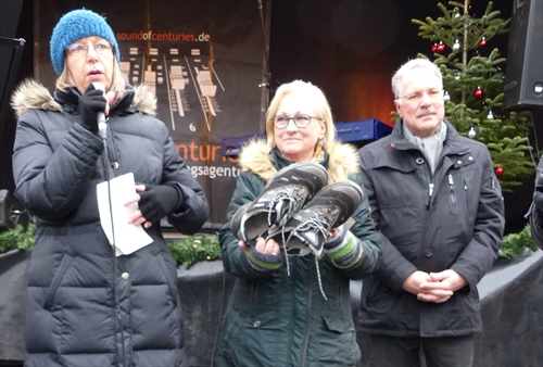 Sprach das geistliches Wort zur Eröffnung des Weihnachtsmarktes Pfarrerin Barbara Fahl-Njayou (l.), neben Antje Malycha (mit Arbeitsschuhen) von der „Interessengemeinschaft Weihnachtsmarkt der guten Taten“ und Bürgermeister Dieter Dzewas (Foto: Weiland)