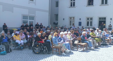 Sonnenschein begleitet offenes Singen an der Christuskirche