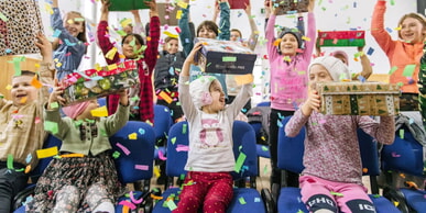 Weihnachtsfreude in bunten Päckchen - Endspurt für „Weihnachten im Schuhkarton“