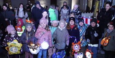 Imposanter Laternenumzug Kitas Pusteblume und Spatzennest