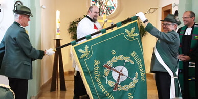 Fahnenweihe im &ouml;kumenischen Gottesdienst