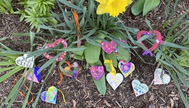 Rührende Aktion: Kinder basteln Herzen für Corona-Patienten