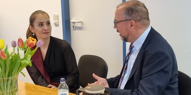 Staatssekretärin besucht Flüchtlingshilfe