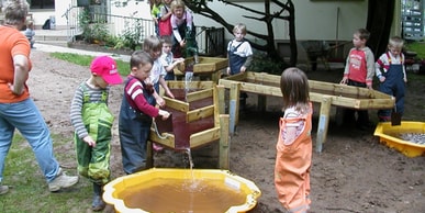 Mit Wasser und Matsch auf den Ernst des Lebens vorbereitet