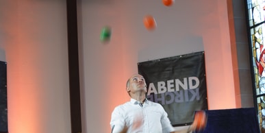 Mit fünf Jonglierbällen zum Evangelium