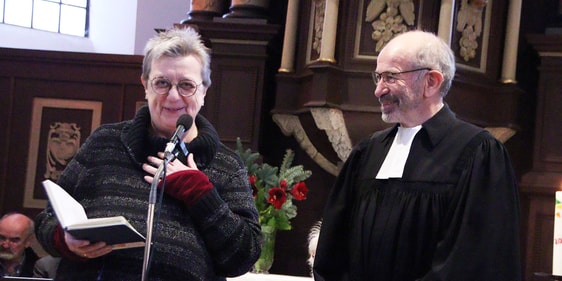 In Interviewform stellte Doros Korte, Pfarrerin i.R., den Gottesdienstbesuchern Manfred Rekowski als ehemaligen Präses der Evangelischen Kirche im Rheinland vor. (Foto: Jakob Salzmann)