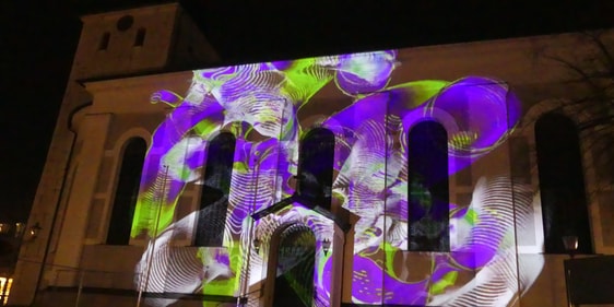Die Lichtkunstwerke an der Fassade der Erlöserkirche sind bis zum Zweiten Weihnachtsfeiertag zu bewundern. (Foto: Ingrid Weiland)