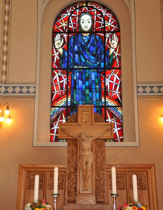 Darum ist er in seinem Sohn Jesus Christus Mensch geworden: um uns zu zeigen, wie nahe er uns ist und uns liebevoll anschaut – wie auf dem Altarbild der Attendorner Erlöserkirche. (Foto: Karl-Herrmann Ernst)