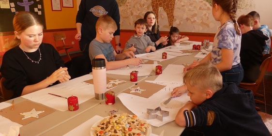 Den Kindern machte es viel Spaß, Sterne aus Knetmasse zu gestalten und diese mit Glitzersteinchen zu verzieren. (Foto: Ingrid Weiland)