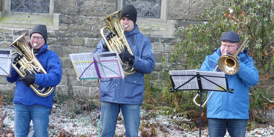 Eberhard Reich (r.) und der von ihm geleitete Posaunenchor ließen sich von der Kälte nicht abhalten von Haus zu Haus zu gehen und die christliche Botschaft in Form von Musik weiterzutragen. (Foto: Ingrid Weiland)