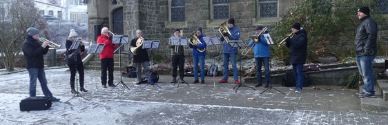Eröffnung des Kurrendeblasens am 4. Advent vor der evangelischen Kirche in Brügge mit Pfarrer Simon Schupetta (r.). (Foto: Ingrid Weiland)