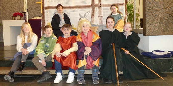 Die Mitwirkenden bei dem Krippenspiel im Familiengottesdienst zum 4. Advent in der Johanneskirche. (Foto: Ingrid Weiland)
