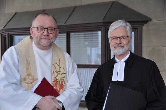 Dechant Andreas Neuser (l.) und Pfarrer Andreas Schliebener feierten auch diesmal den ökumenischen Weihnachtsgottesdienst unter freiem Himmel. (Foto: Karl-Herrmann Ernst)