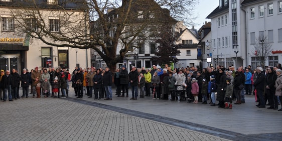 Über 400 Besucherinnen und Besucher nahmen am ökumenischen Weihnachtsgottesdienst auf dem Rathausvorplatz teil. (Foto: Karl-Hermann Ernst)