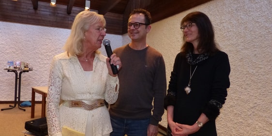 Kristin (r.) und Bernd Hartmannsberger (auf dem Foto zusammen mit Irmtraut Huneke, Vorsitzende der Evangelischen Allianz Lüdenscheid) gestalten im Rahmen der Allianzgebetswoche am Montag, 9. Januar, ab 19.30 Uhr einen Lobpreisabend im Gemeindehaus Börsenstraße. (Foto: Ingrid Weiland)